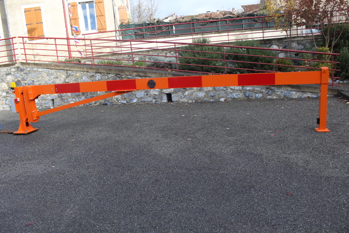 Barrière tournante motorisée Bidart Ral 2009 Orange trafic